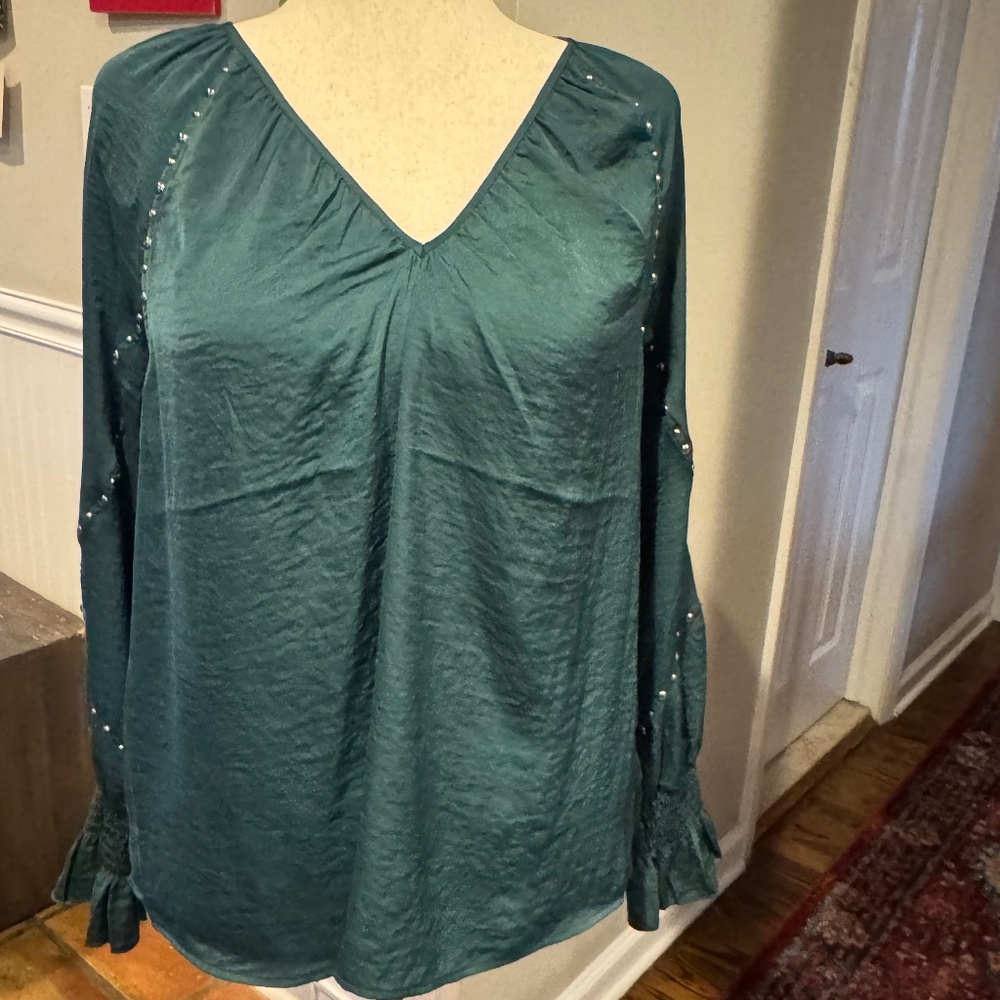 VInce Camuto women's v-neck green blouse never worn